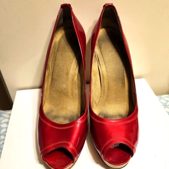 Stuart Weitzman Avignon Red Patent Leather Peep Toe Platform Pumps sz.8 Ret $425 - Picture 2 of 11